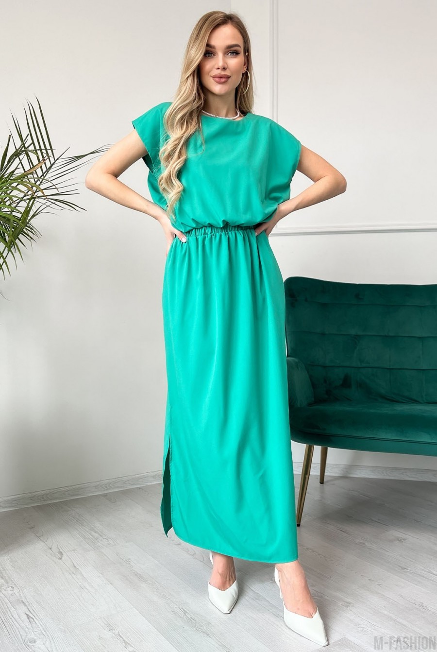 Зеленое однотонное платье с боковым разрезом  - Фото 1