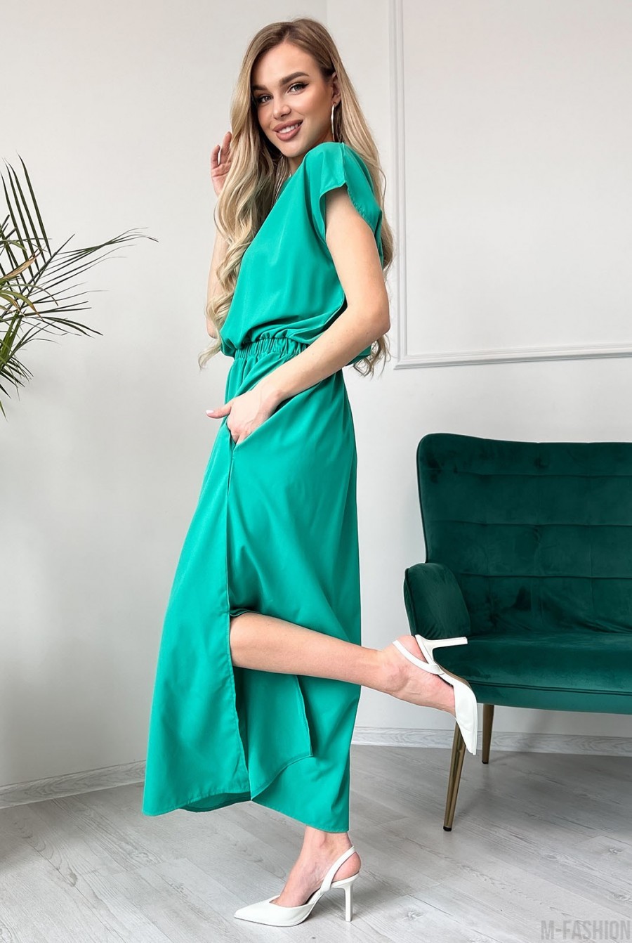 Зеленое однотонное платье с боковым разрезом - Фото 2