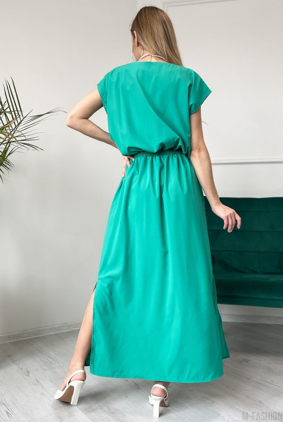Зеленое однотонное платье с боковым разрезом - Фото 3