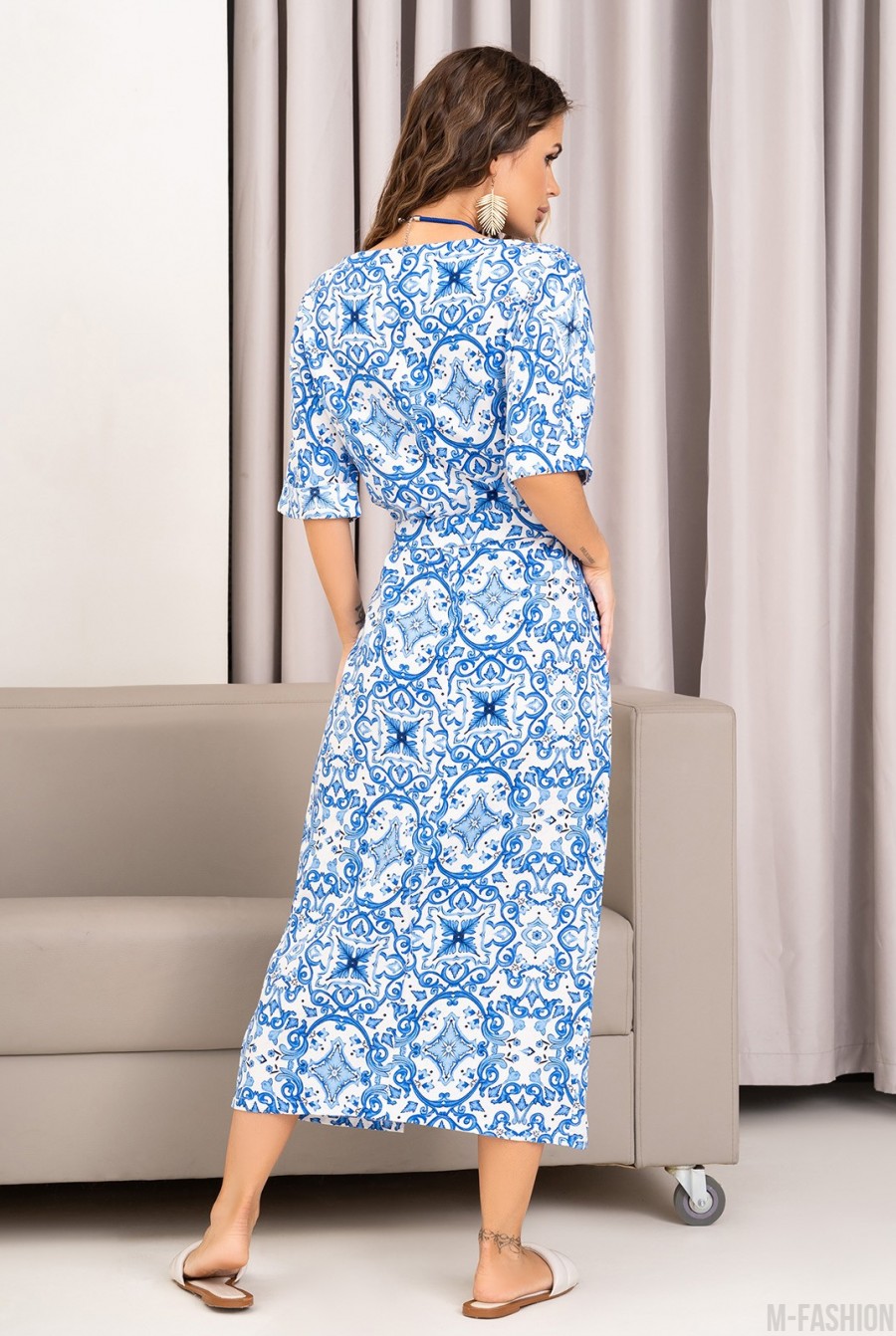 Бело-голубое платье с орнаментом - Фото 3