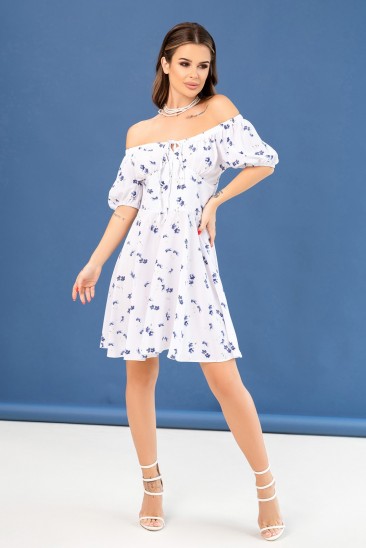 Бело-голубое цветочное платье с открытыми плечами