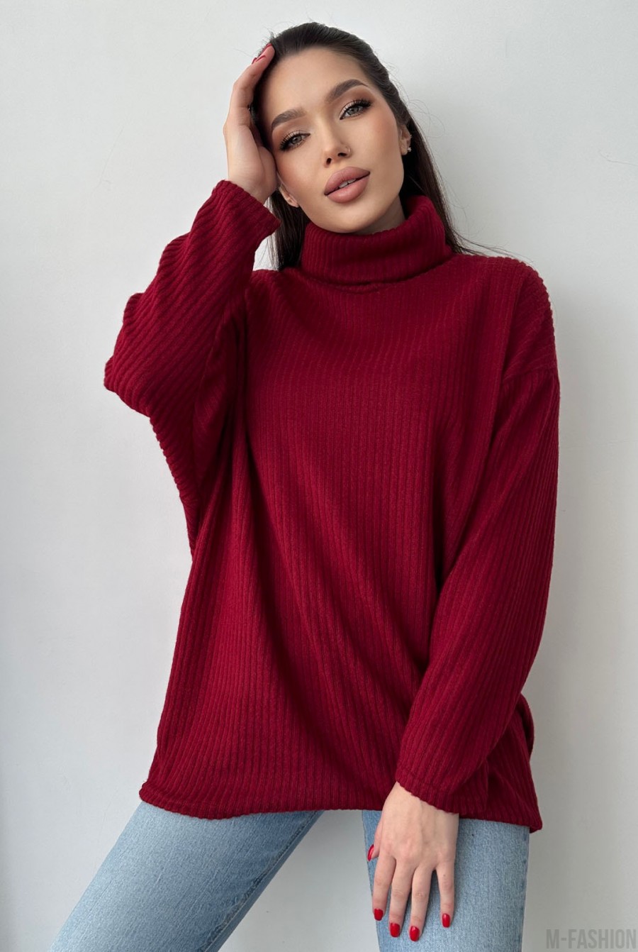 Бордовый удлиненный свитер с высоким горлом  - Фото 1