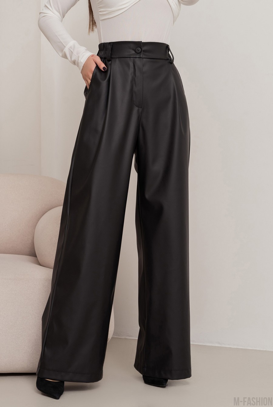 Черные кожаные брюки палаццо с защипами  - Фото 1
