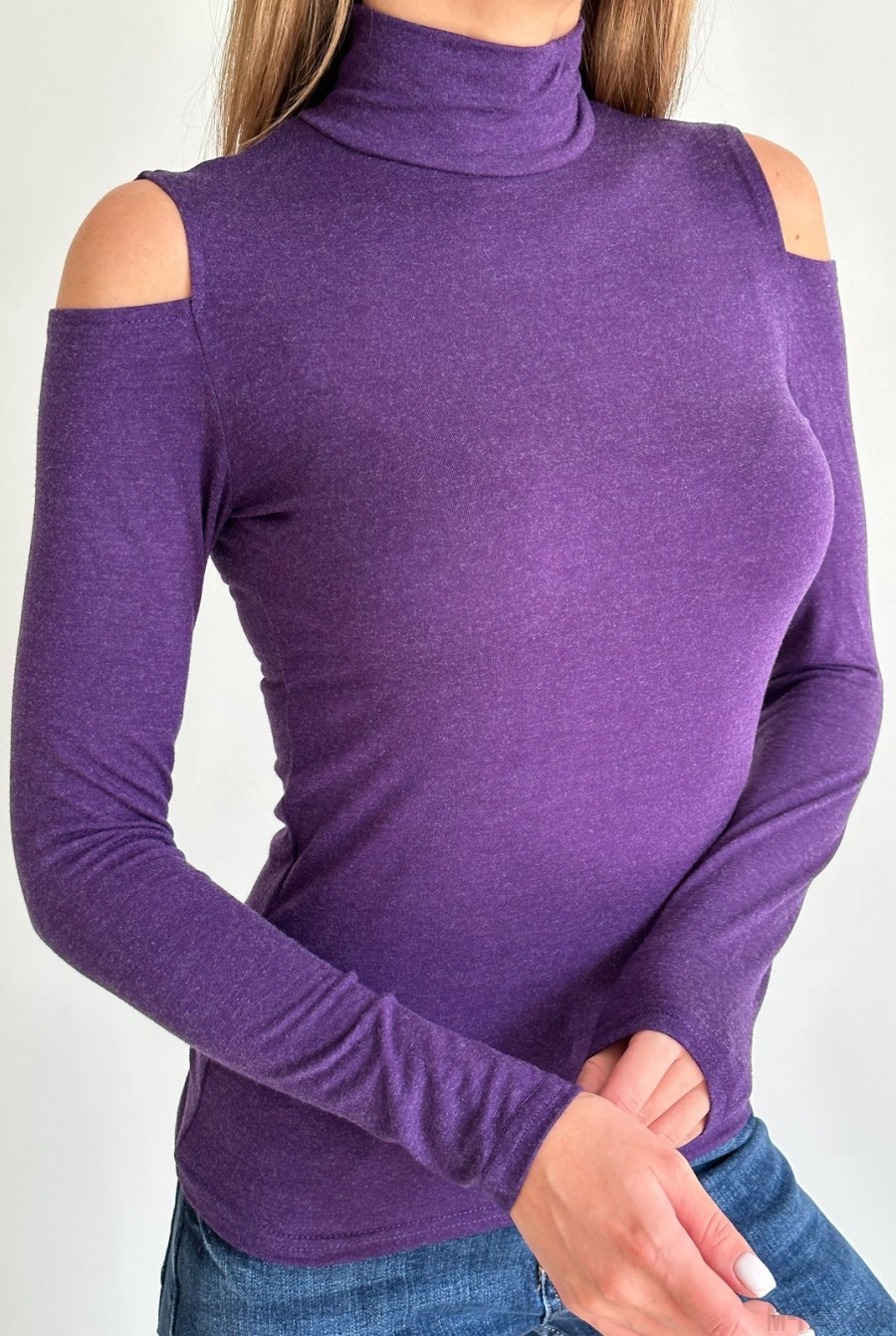 Фиолетовая трикотажная водолазка с вырезами на плечах - Фото 4