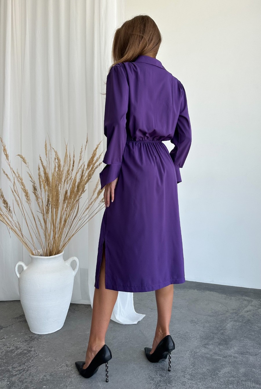 Фиолетовое платье-халат с декольте - Фото 3