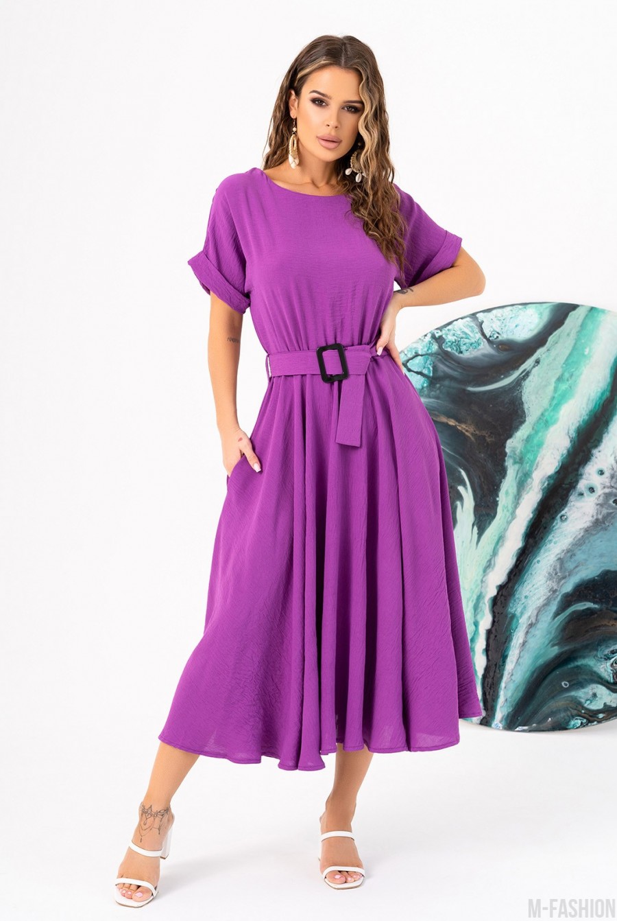 Фиолетовое платье с расклешенной юбкой  - Фото 1