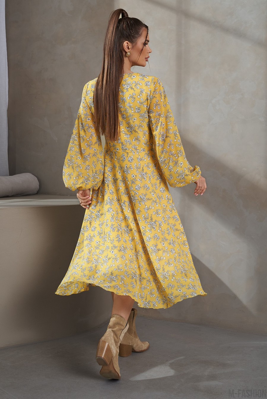 Желтое приталенное платье из цветочного шифона - Фото 3