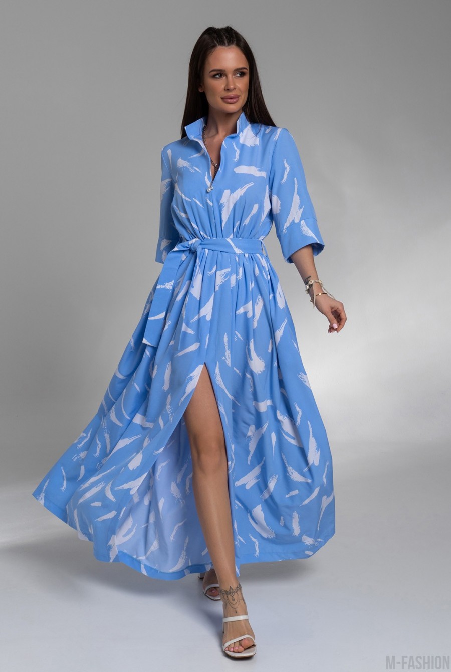 Голубое длинное платье с принтом и разрезом  - Фото 1