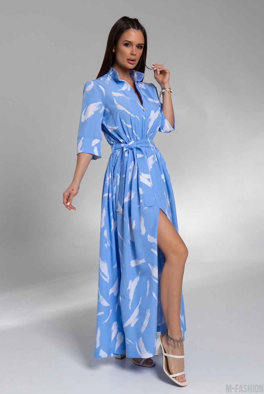 Голубое длинное платье с принтом и разрезом - Фото 2