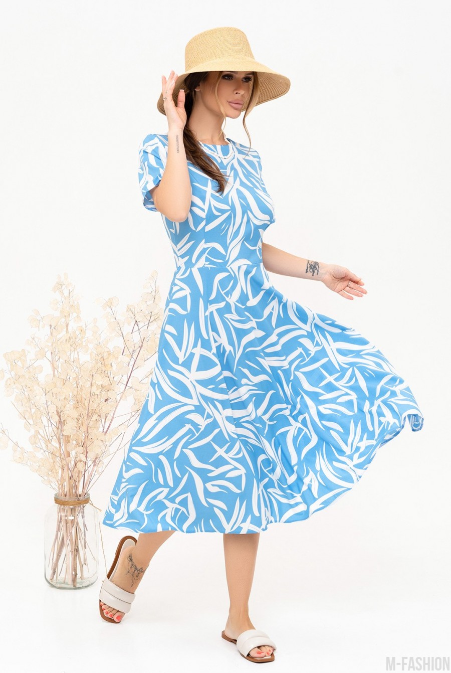 Голубое платье классического кроя с принтом  - Фото 2