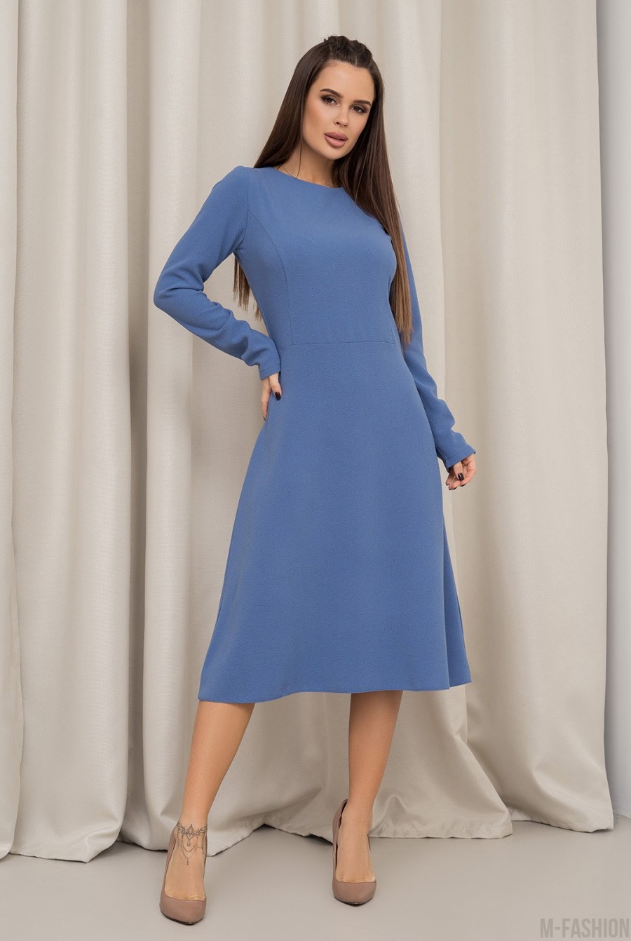 Голубое платье классического силуэта  - Фото 1