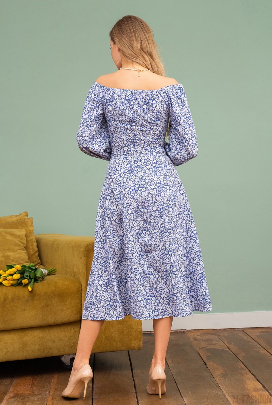 Голубое платье с открытыми плечами  - Фото 3