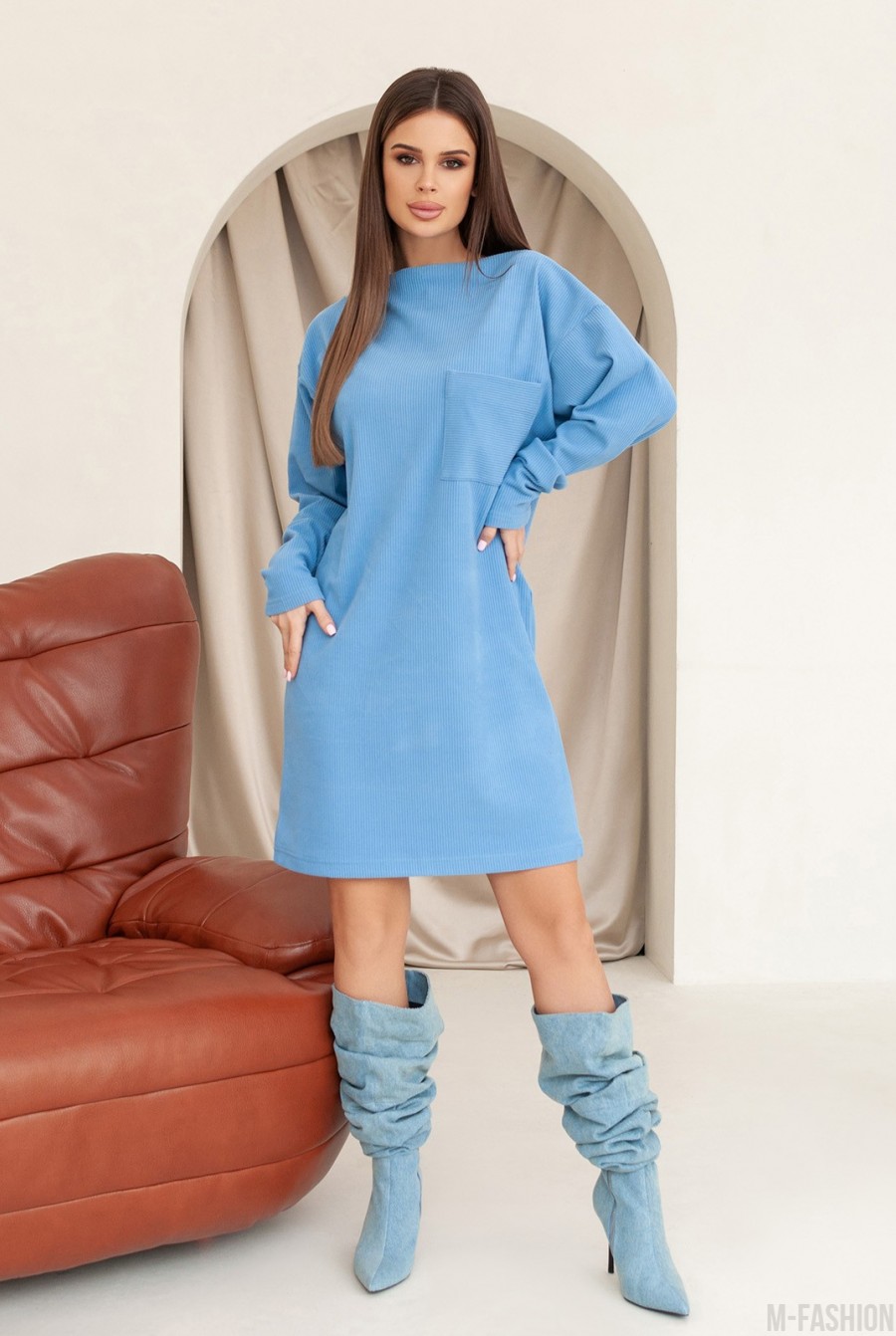 Голубое свободное платье с накладным карманом  - Фото 1