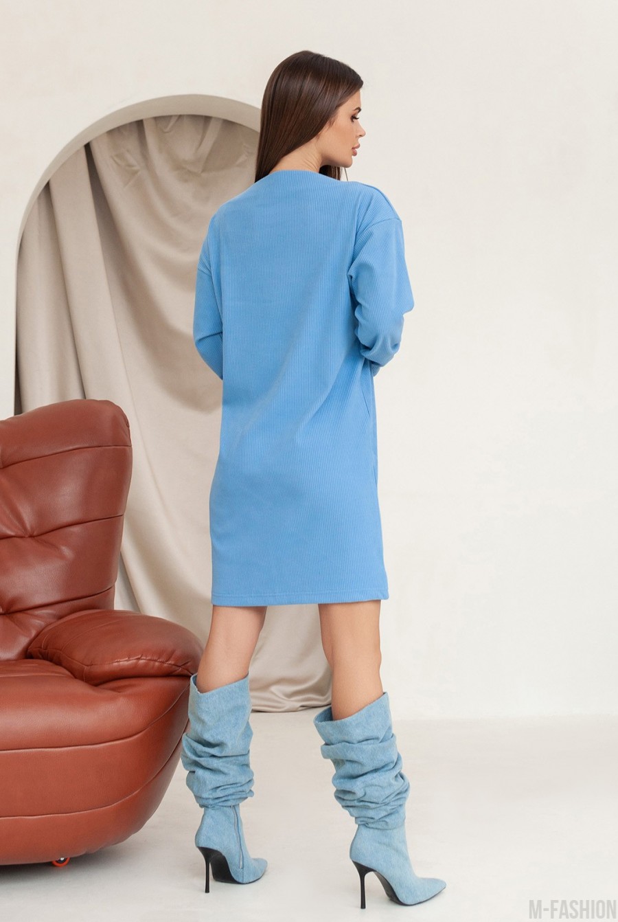 Голубое свободное платье с накладным карманом - Фото 3