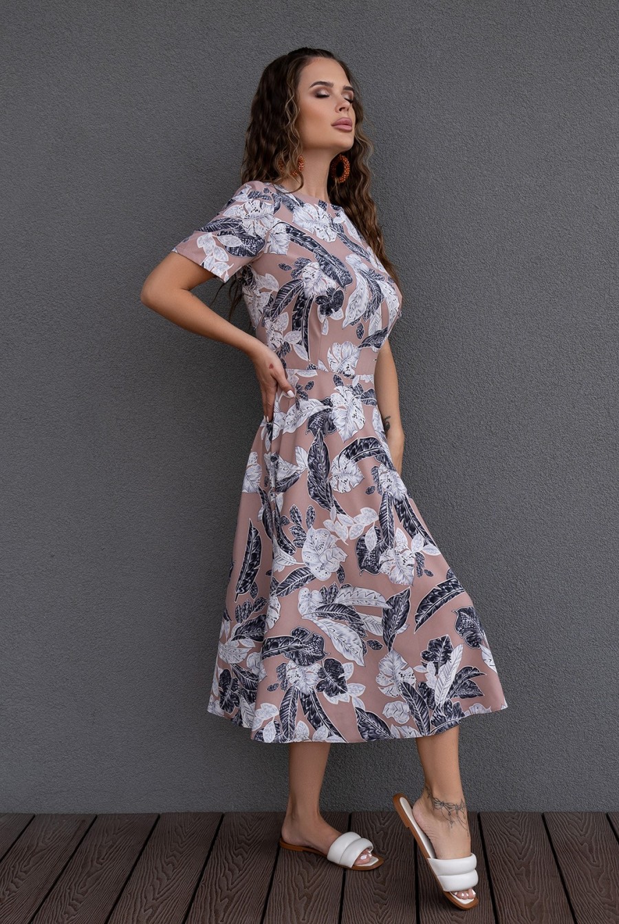 Коричневое цветочное платье классического кроя - Фото 2