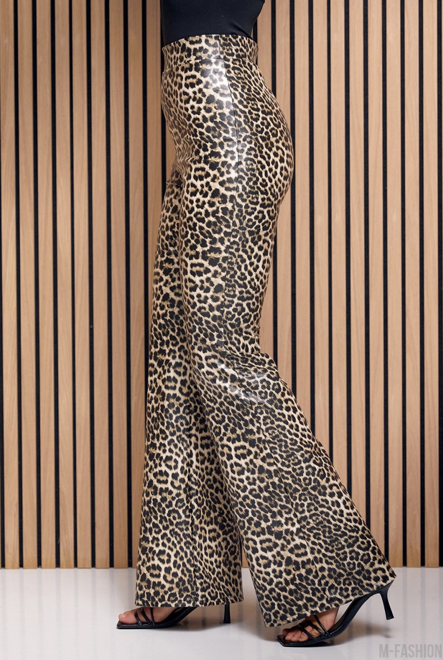 Леопардовые брюки клеш из эко-кожи - Фото 2