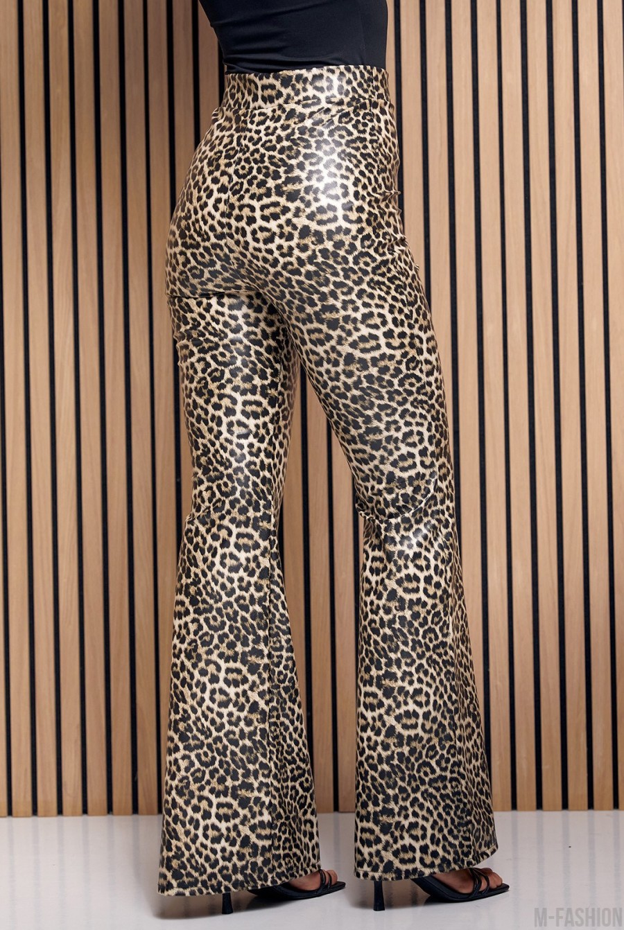 Леопардовые брюки клеш из эко-кожи - Фото 3