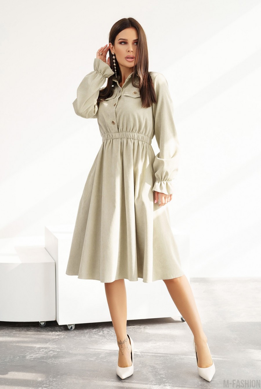Оливковое вельветовое платье-рубашка с длинными рукавами  - Фото 1