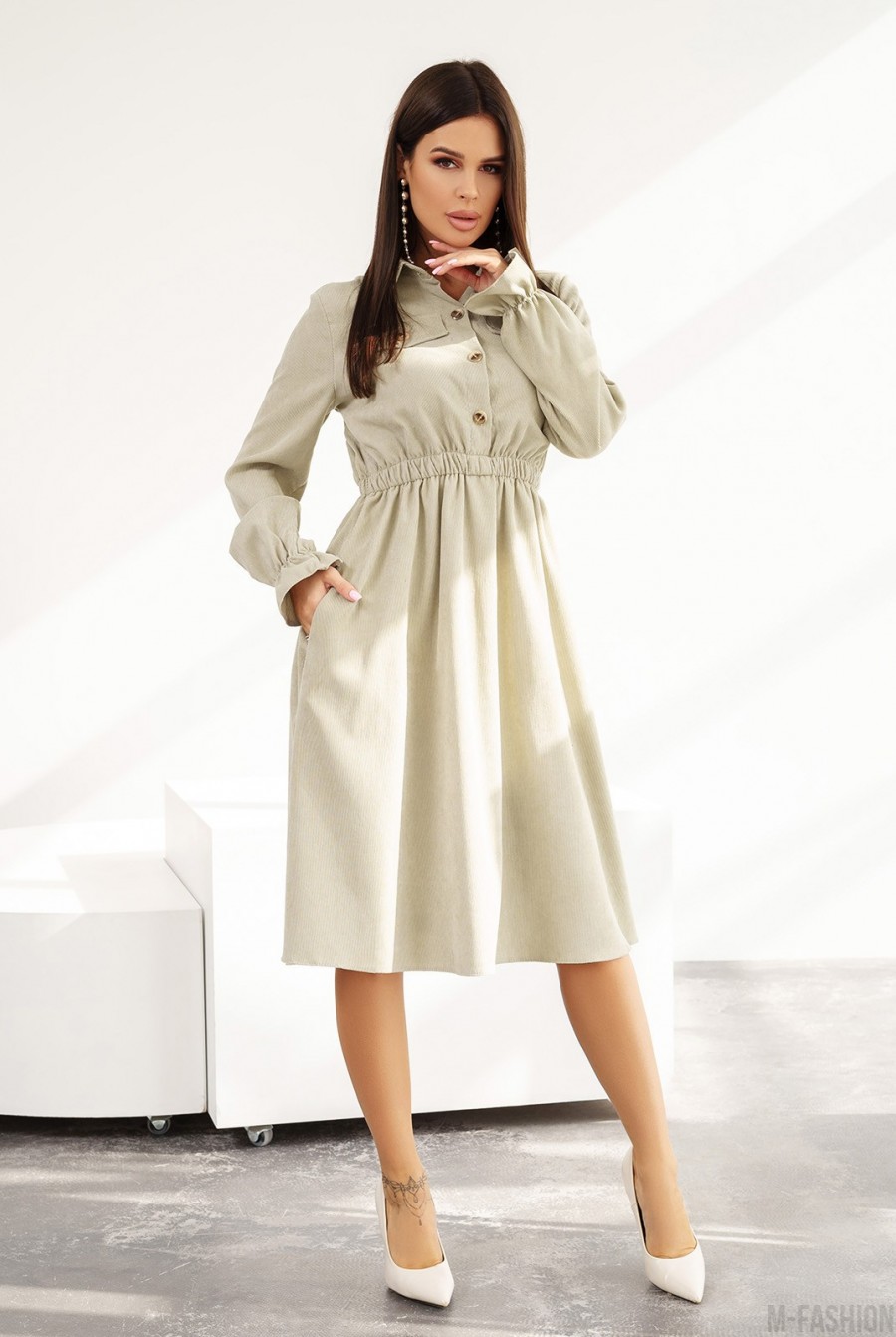 Оливковое вельветовое платье-рубашка с длинными рукавами - Фото 2