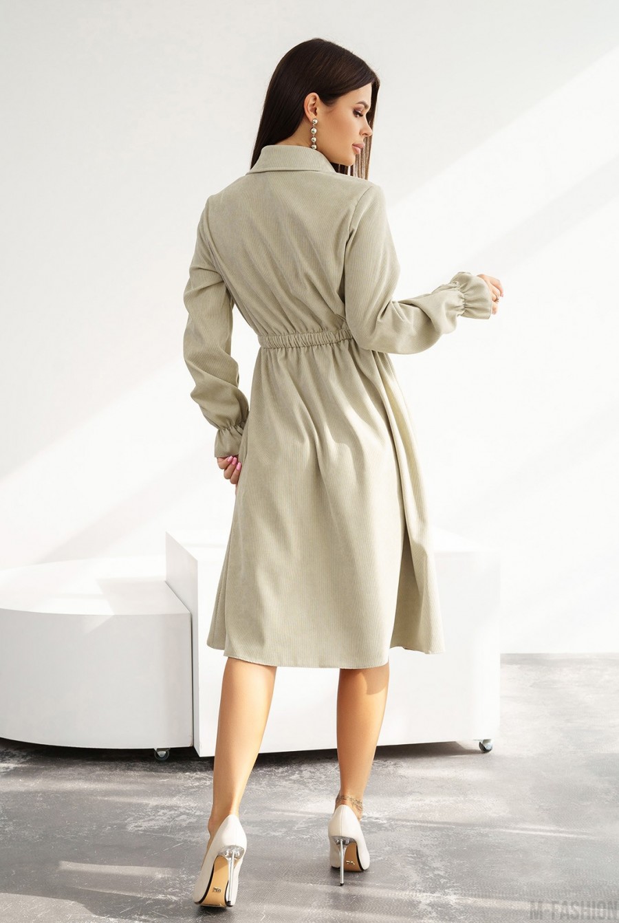 Оливковое вельветовое платье-рубашка с длинными рукавами - Фото 3