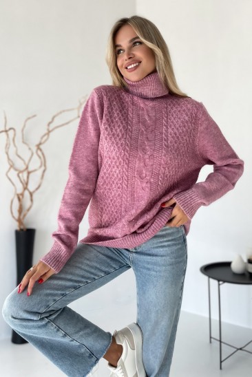 Розовый свитер объемной вязки с высоким горлом