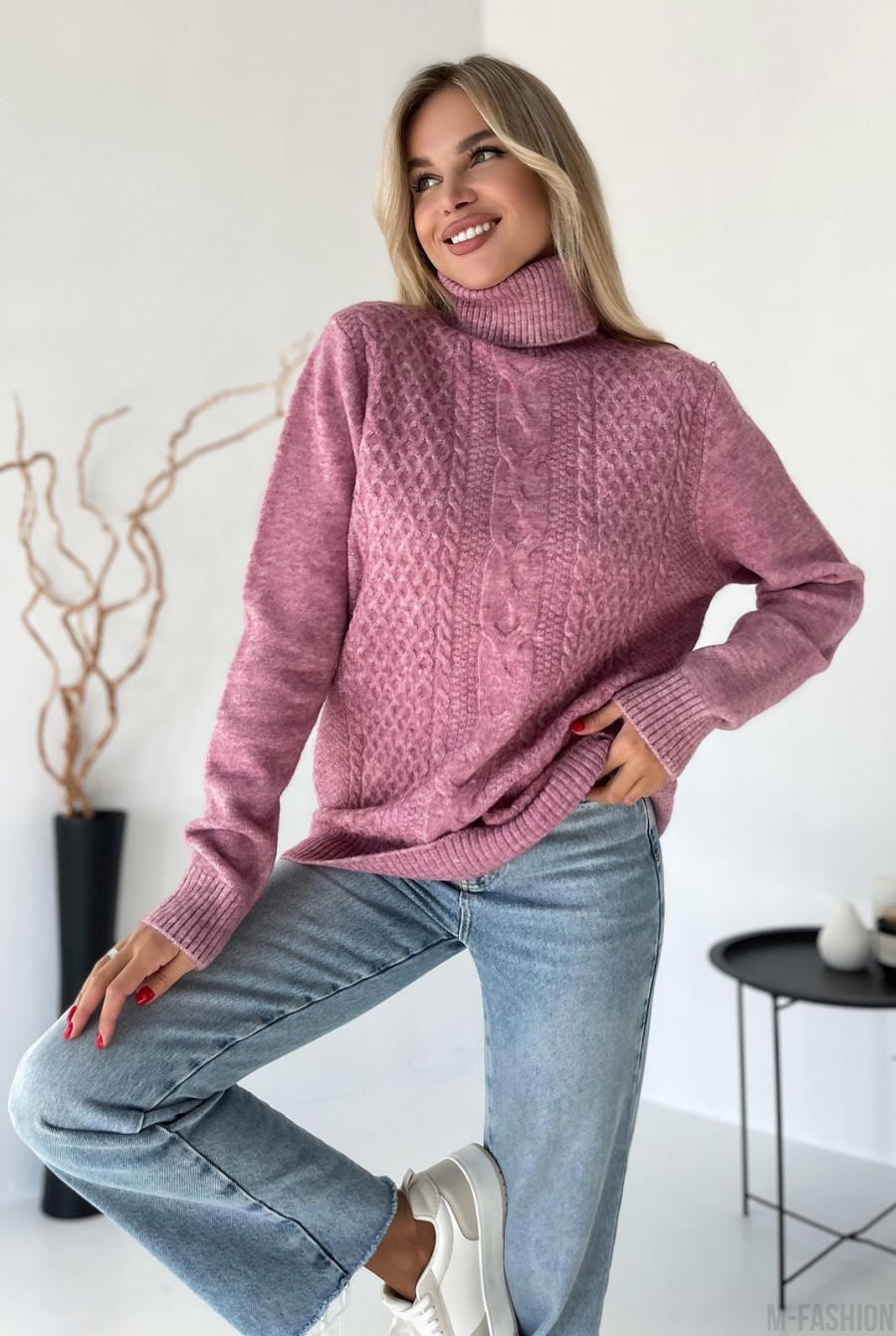 Розовый свитер объемной вязки с высоким горлом  - Фото 1