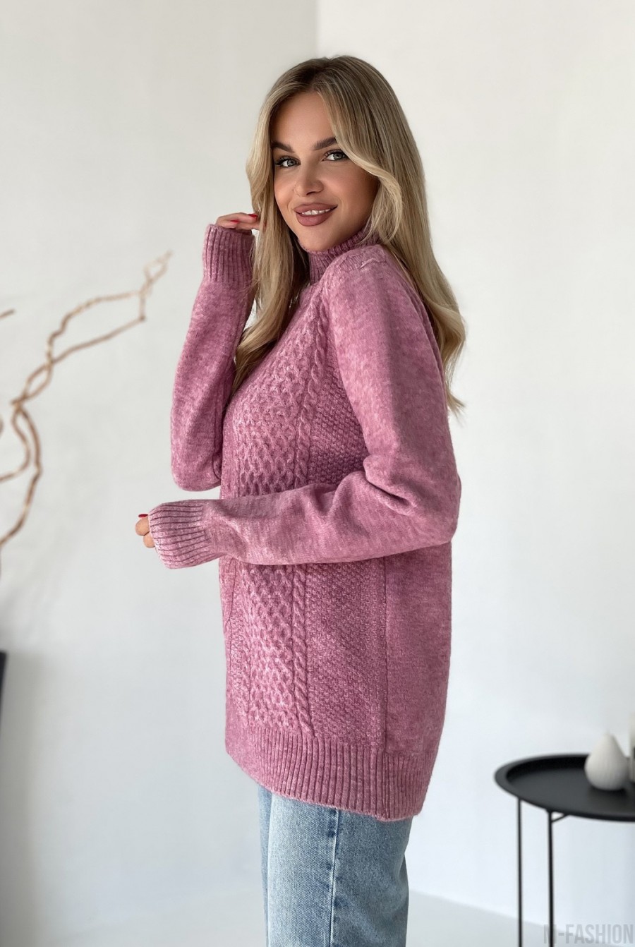 Розовый свитер объемной вязки с высоким горлом - Фото 2