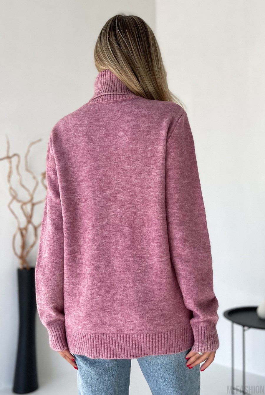 Розовый свитер объемной вязки с высоким горлом - Фото 3
