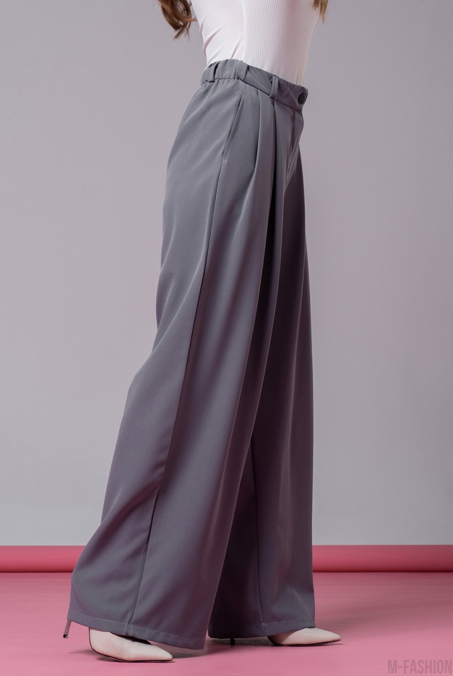 Серые широкие брюки палаццо с защипами - Фото 2