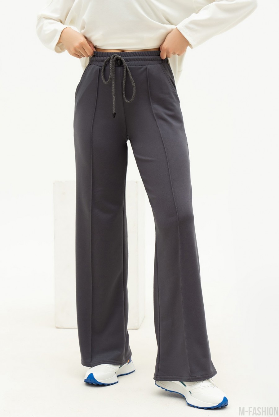 Серые широкие брюки со стрелками  - Фото 1