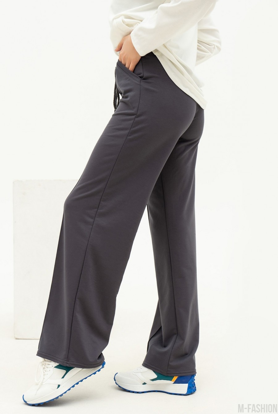 Серые широкие брюки со стрелками - Фото 2