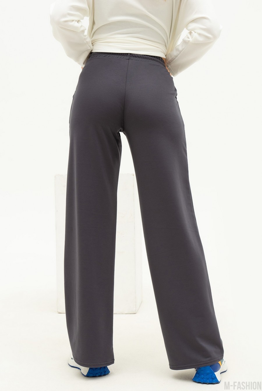 Серые широкие брюки со стрелками - Фото 3