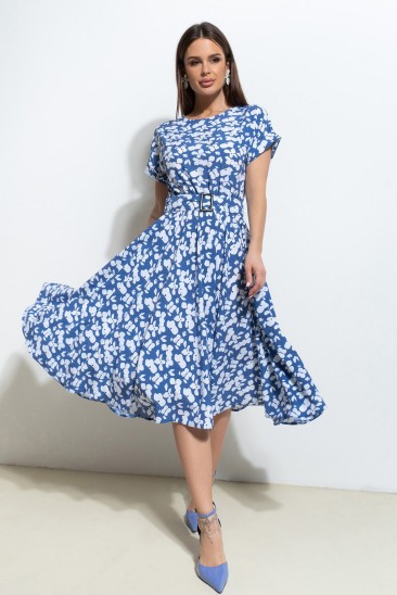 Сине-белое приталенное платье с принтом