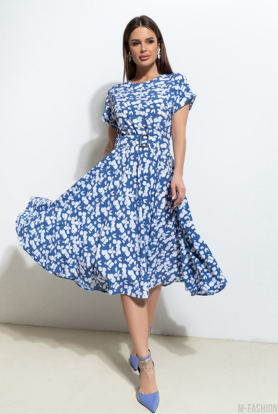 Сине-белое приталенное платье с принтом  - Фото 1