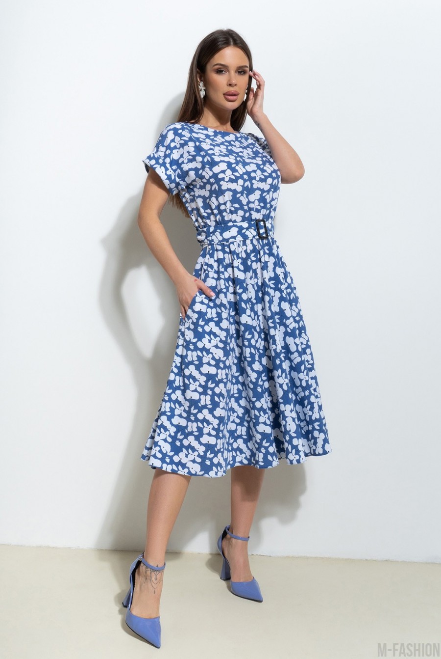 Сине-белое приталенное платье с принтом - Фото 2
