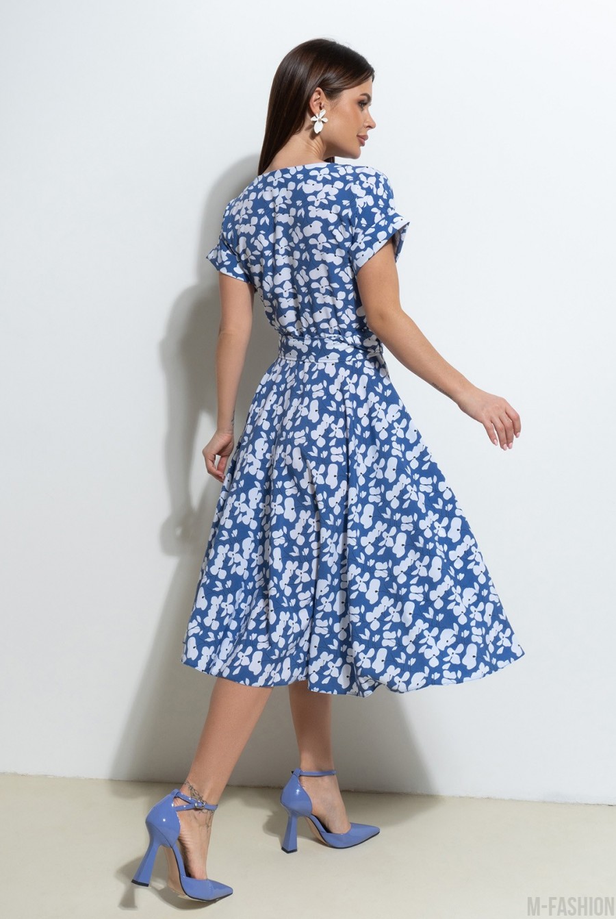 Сине-белое приталенное платье с принтом - Фото 3