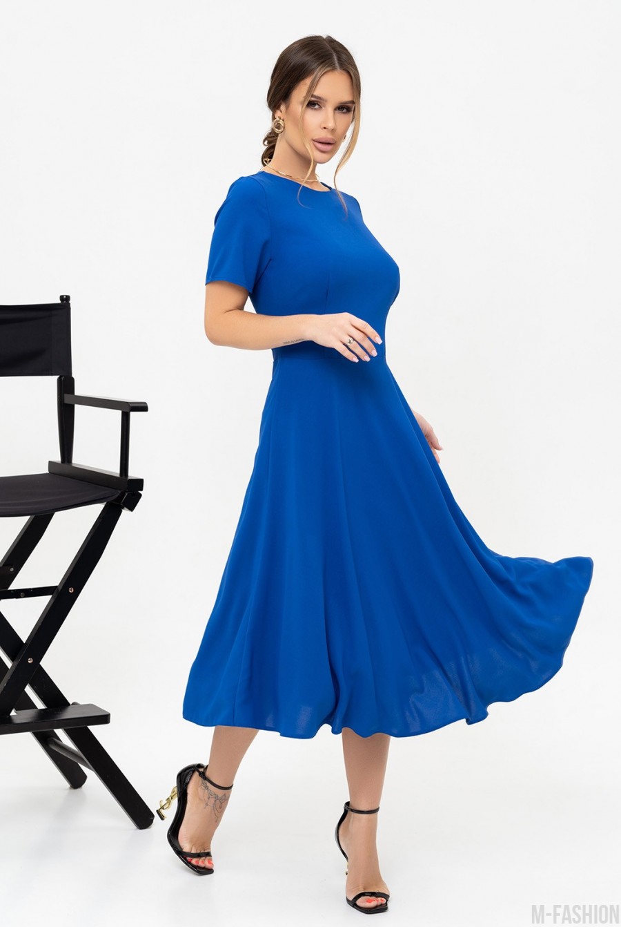 Синее легкое платье классического кроя  - Фото 1