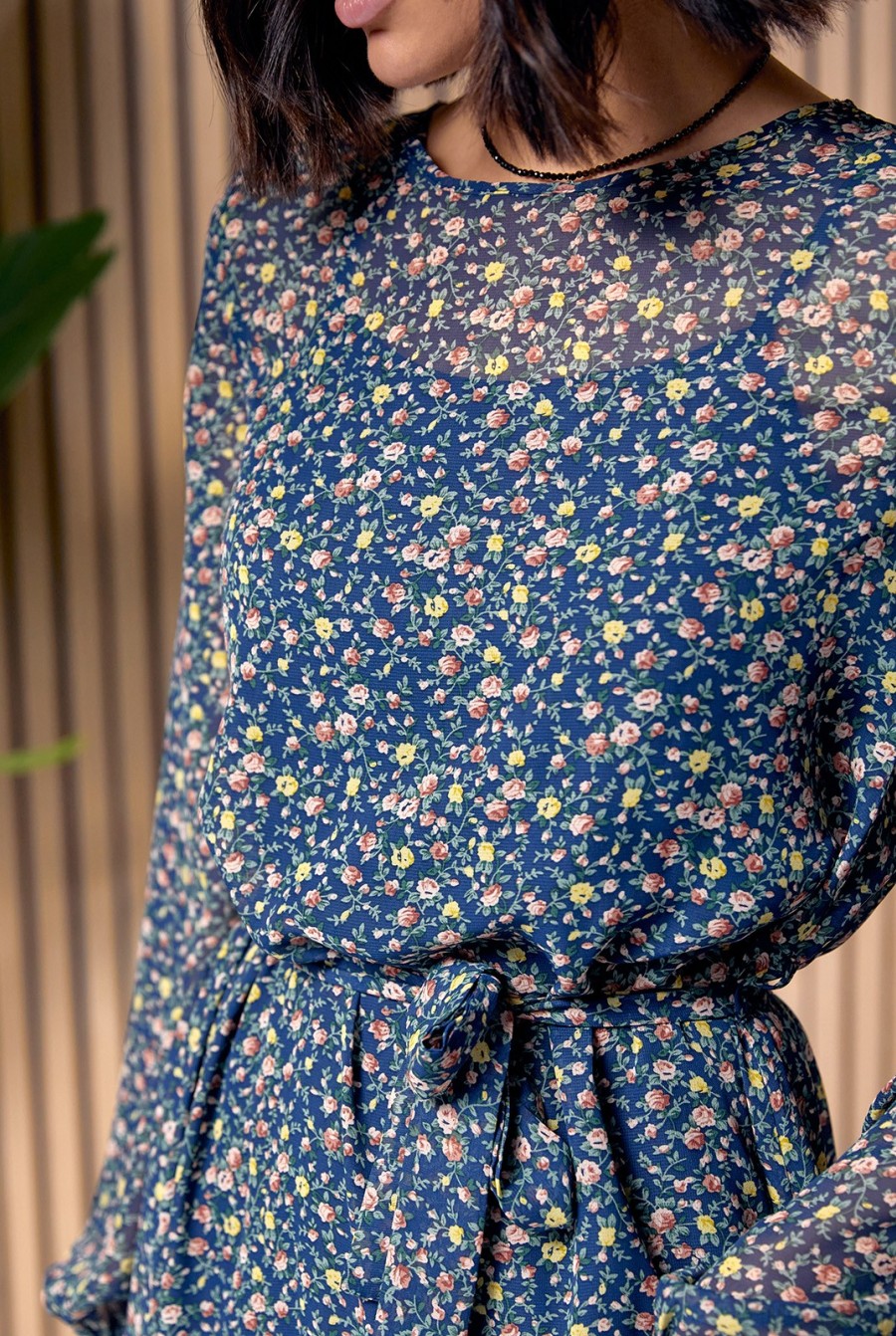 Синее шифоновое платье с цветочным принтом - Фото 4