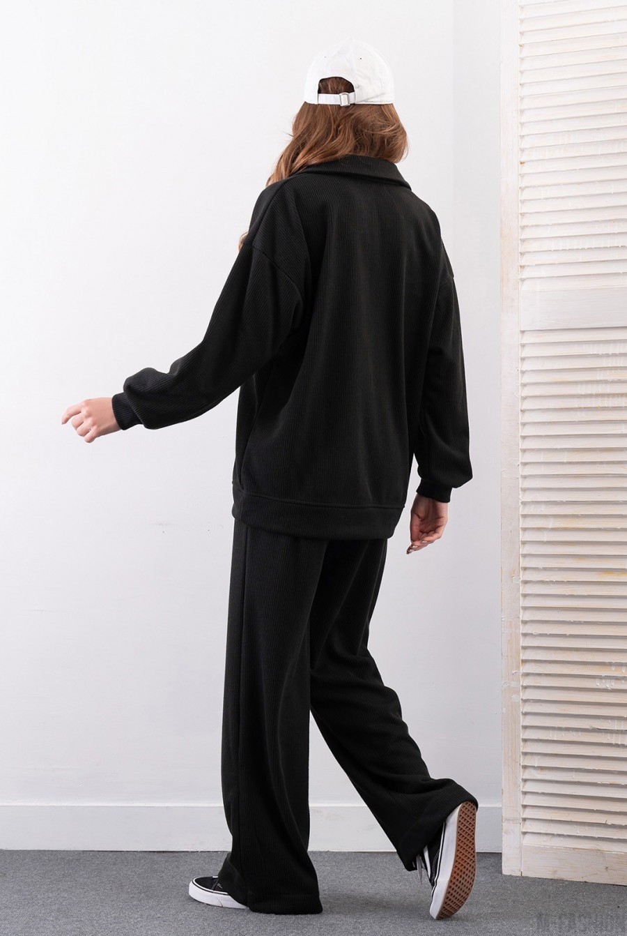 Свободный черный костюм с молниями на брюках - Фото 3
