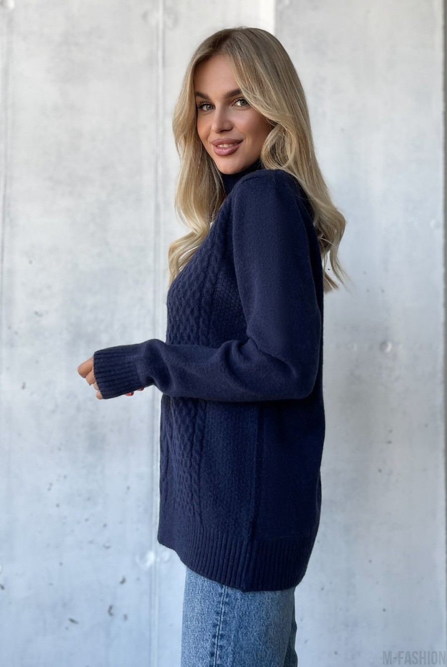 Темно-синий свитер объемной вязки с высоким горлом - Фото 2