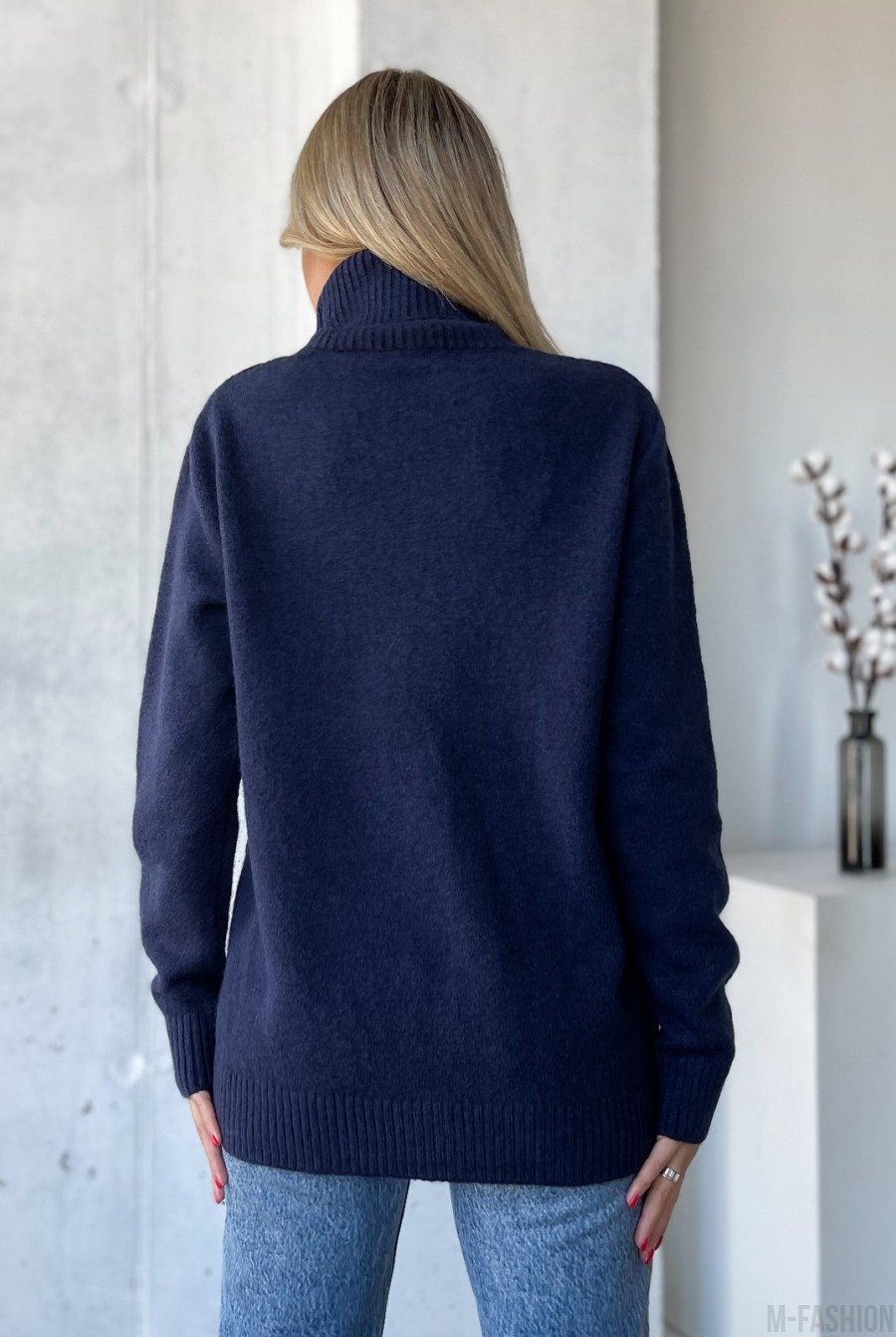 Темно-синий свитер объемной вязки с высоким горлом - Фото 3